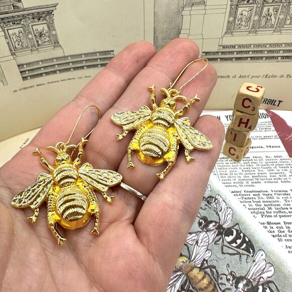 Bee Earrings Gold Tone Lightweight Whimsical Bee Earrings - Picture 2 of 5